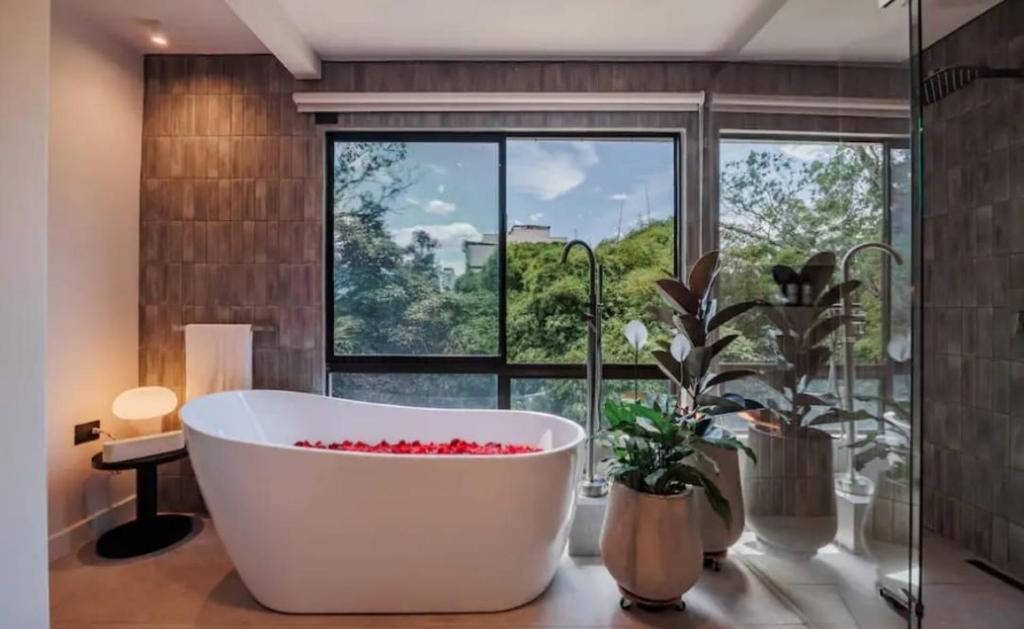 Apartamento amplio con jacuzzi 4 habitaciones, en Provenza Poblado Medellin - 2