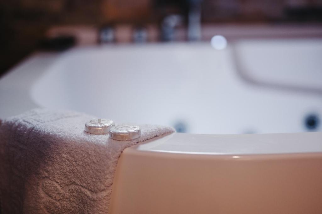Dubai Spa Apartment Deluxe - Jacuzzi & Sauna Free Parking - 1