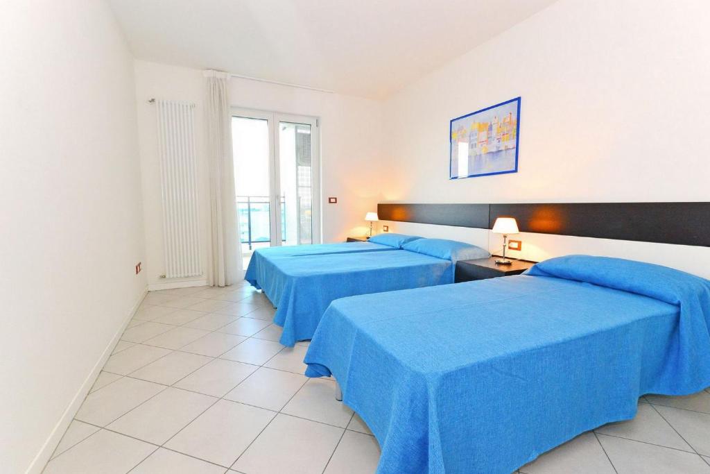 Central Lignano apartment with balcony - 4