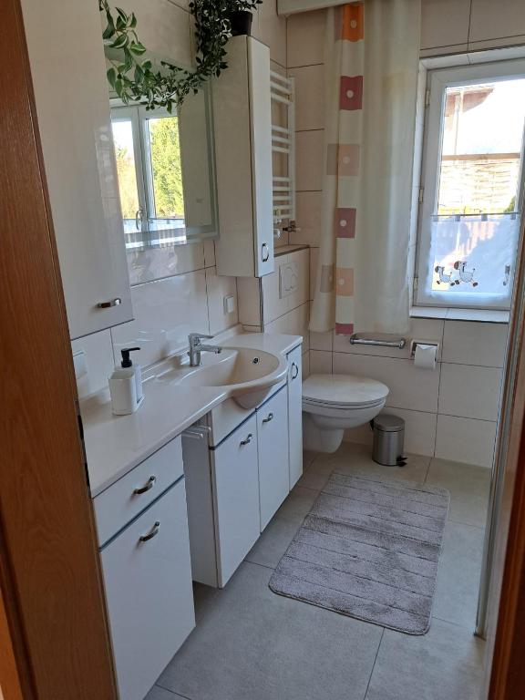 Ferienwohnung mit Küche & kleines Gästezimmer Lisi ohne Küche im Obergeschoß - 2 separate Einheiten - nahe Salzburg, ideal für Familien & Durchreise - 2