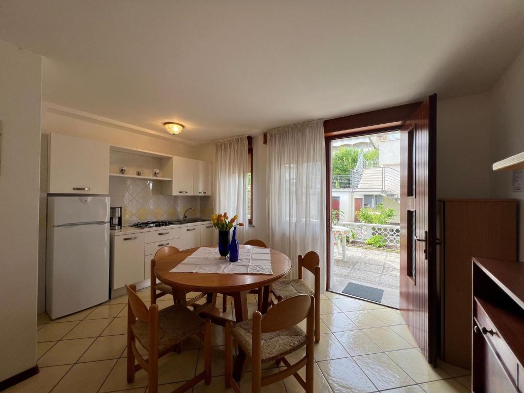 Quiet apartment with garden - 2