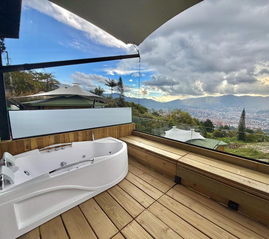 Upscale Cabana, Hot Tub, Views, Close to Dining - 2