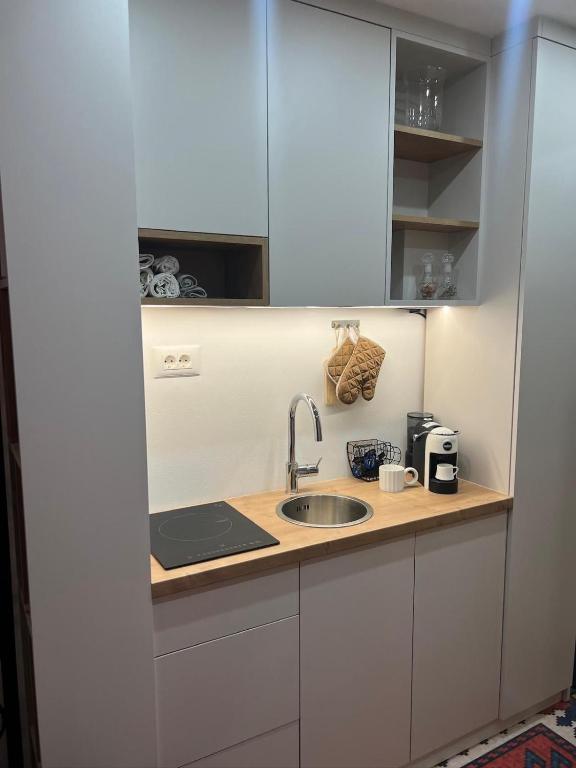EPICENTAR Luxury Jacuzzi & Sauna Apartment in Baščaršija - Private Spa Experience - 5