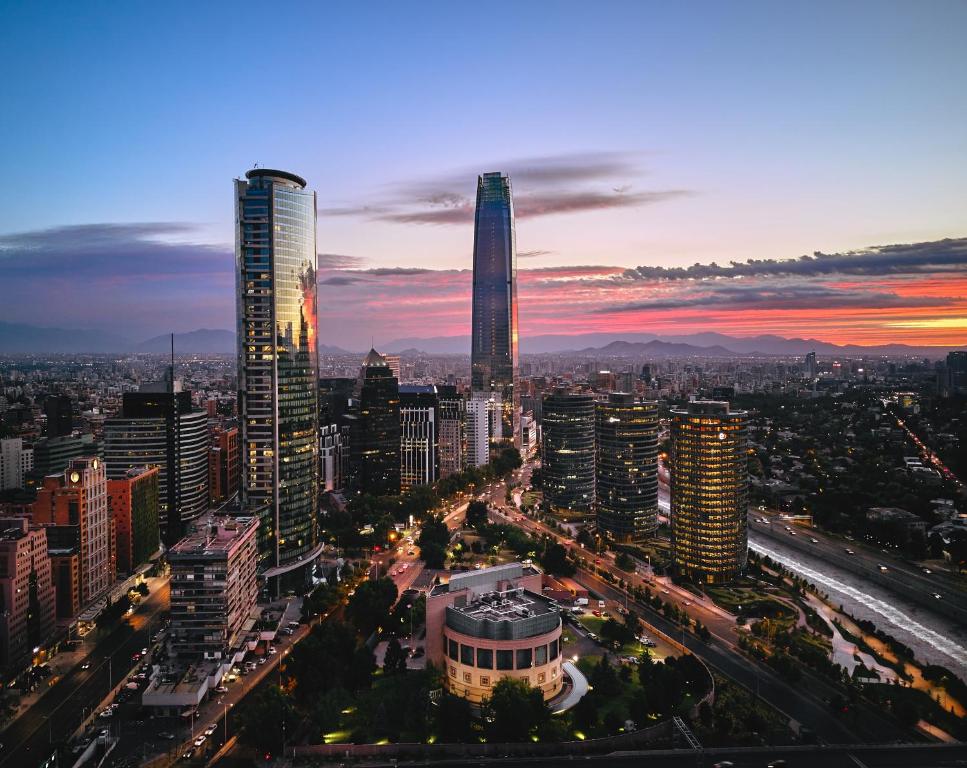 Arriendo de departamento en el barrio el GOLF Cercano a Costanera Center - 1