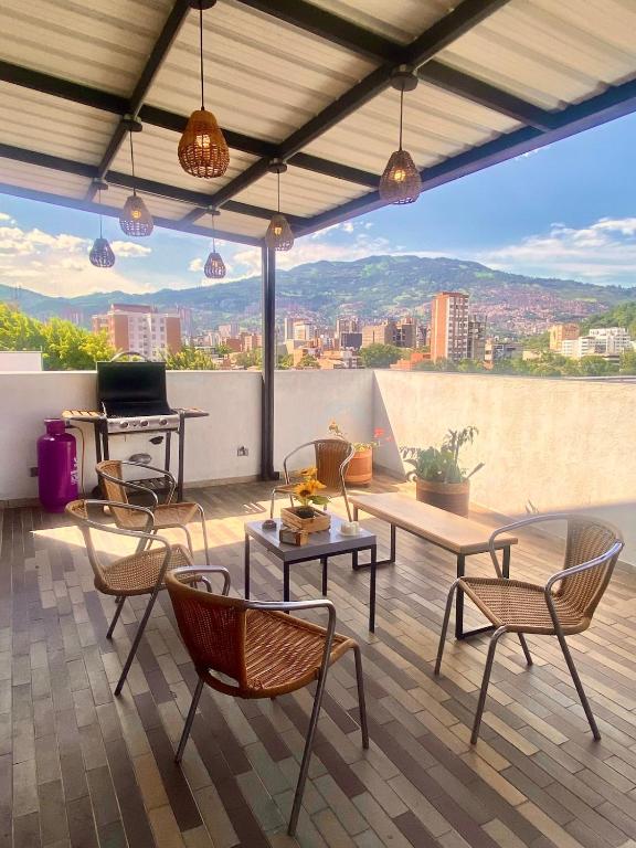 Vista al cielo y a las montañas de Medellín - 2