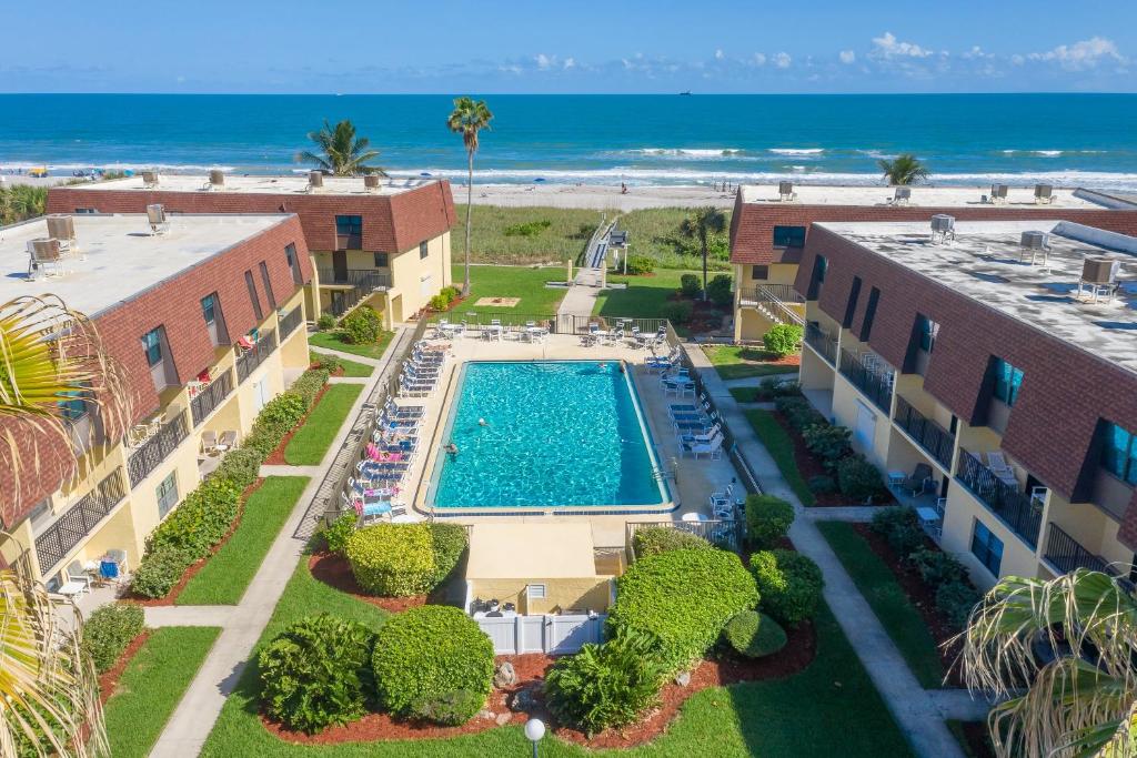 Cocoa Beach Club - Oceanfront Condos with Pool next to Pier and Port Canaveral 전경