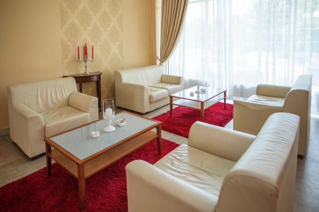 Shared lounge/TV area