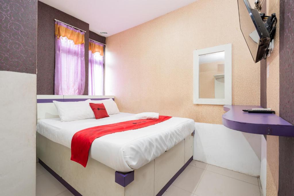 Guestroom, RedDoorz Plus near Stasiun Bekasi in Bekasi