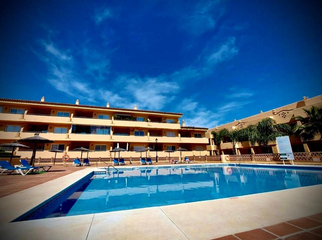 2 bed Elviria - 65sqm Terrace - Pools - Walk to Beach - 4