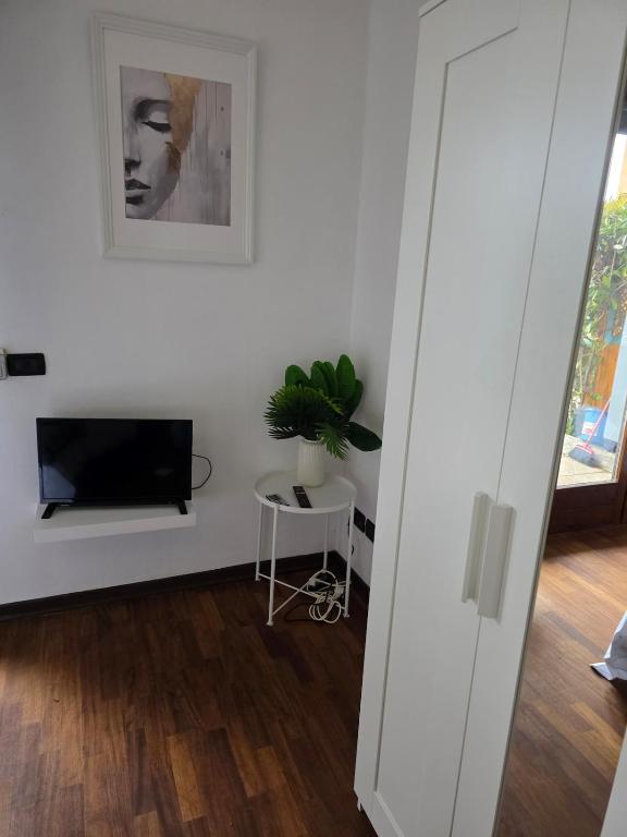 Modern Apartment with Pool & Lake View Luino - 2