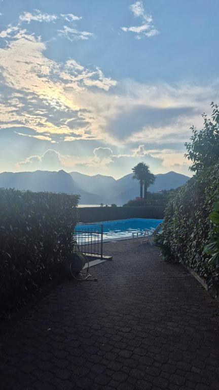 Modern Apartment with Pool & Lake View Luino - 4
