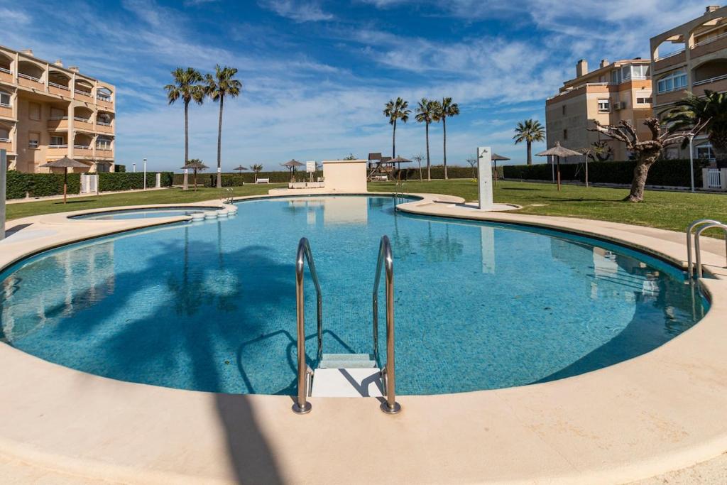 Apartamento bajo con jardin a 1ª linea de playa - 1