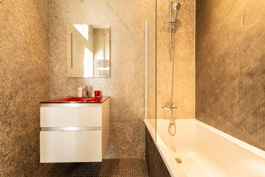 Arc de Triomphe - Home in City - AC & Parking - 3