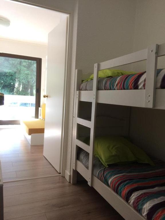 A 200 m de la plage studio 4 couchages, cabine séparée avec grande terrasse vu dégagée sur les pins - 3