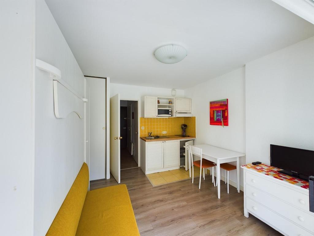 A 200 m de la plage studio 4 couchages, cabine séparée avec grande terrasse vu dégagée sur les pins - 2
