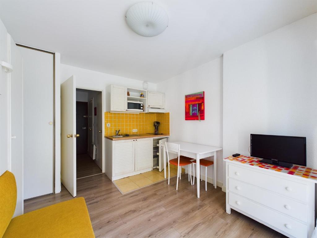 A 200 m de la plage studio 4 couchages, cabine séparée avec grande terrasse vu dégagée sur les pins - 5