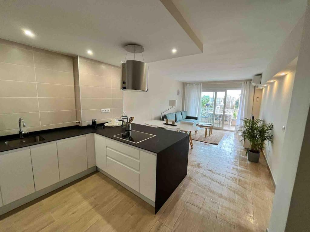 Modern central Apartment steps from Puerto Marina - 4