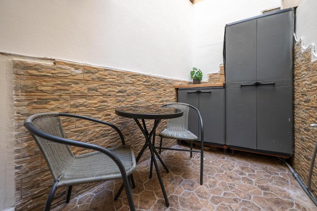Málaga 2BR Apartment Near City Center with Patio - 5