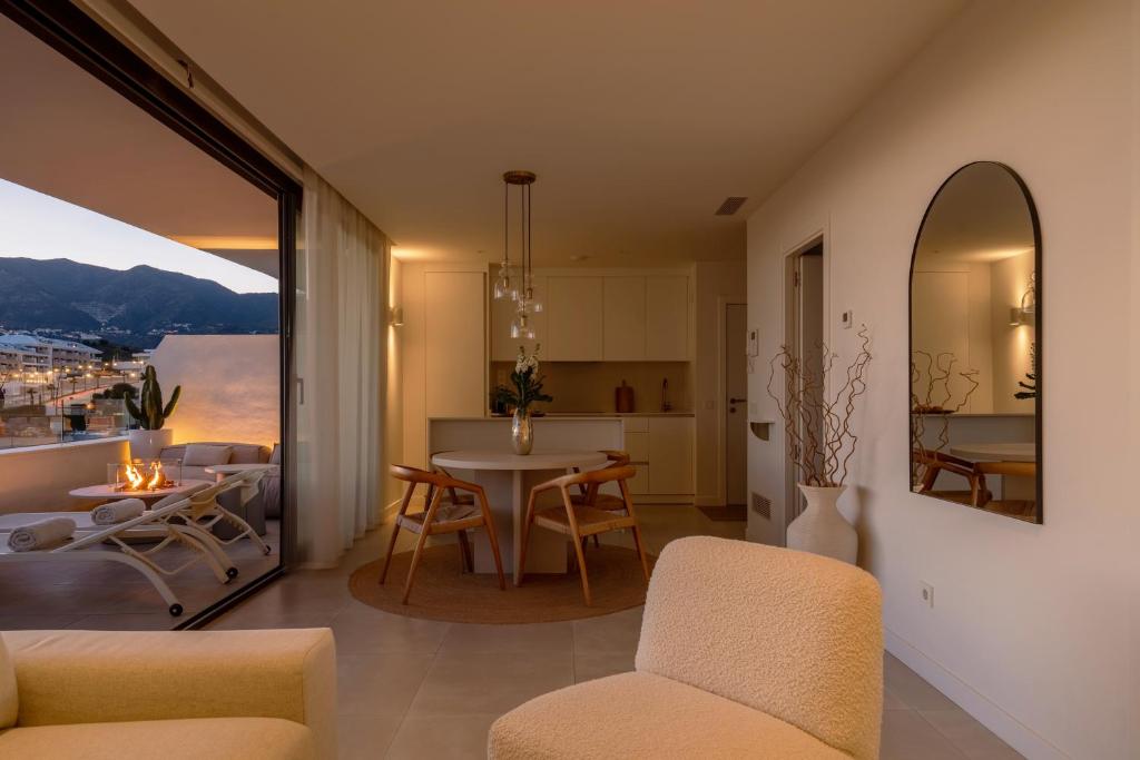 Stylish Luxury Suite with Terrace in Higueron - 2