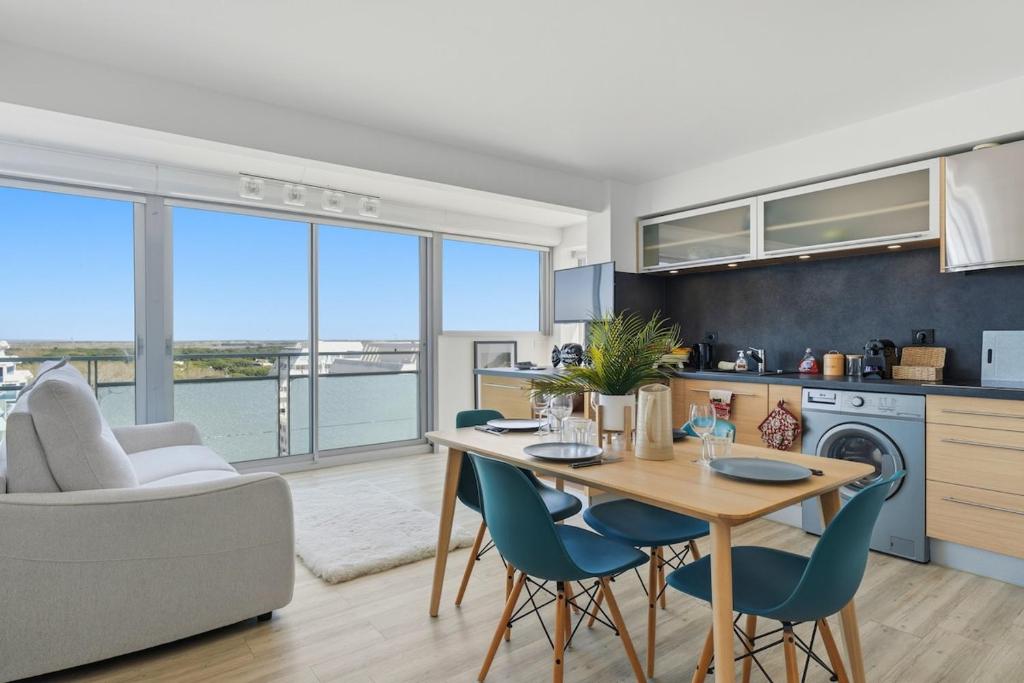 Panoramic Sea View Top-Floor Waterfront Apartment - 1