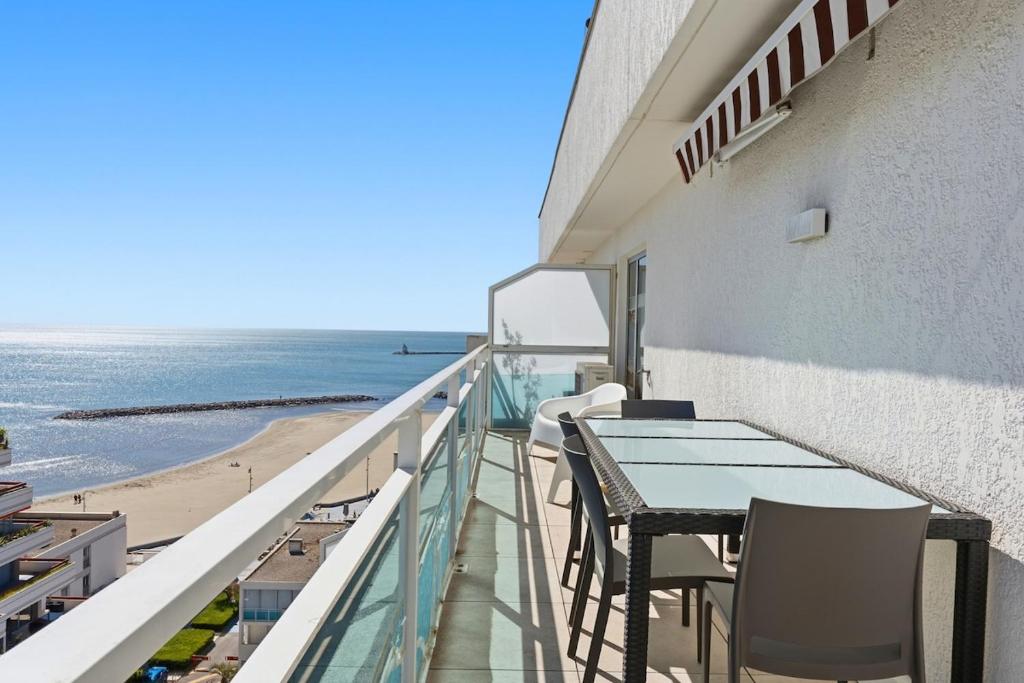 Panoramic Sea View Top-Floor Waterfront Apartment - 4
