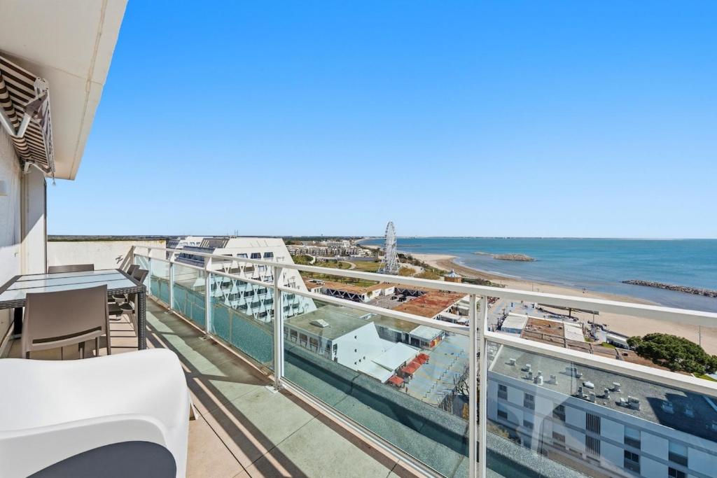 Panoramic Sea View Top-Floor Waterfront Apartment - 3