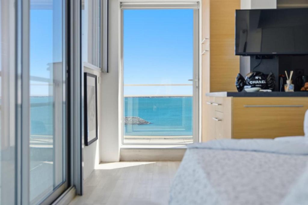 Panoramic Sea View Top-Floor Waterfront Apartment - 2