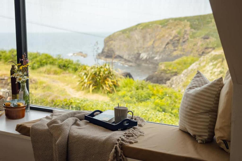 Cliff-top Cottage, Trefin photo 4