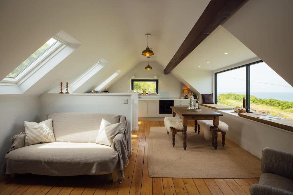 Cliff-top Cottage, Trefin photo 2