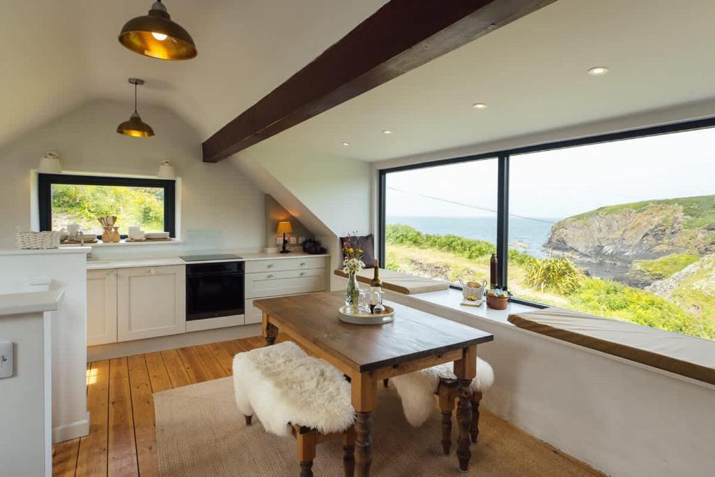 Cliff-top Cottage, Trefin photo 3