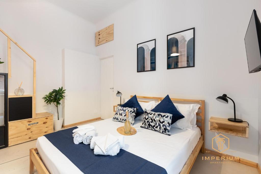 Imperium Vittorio Central Guesthouse - 4 BDR, City Center, 100mt to train station, pvt bathrooms, A-C - 4