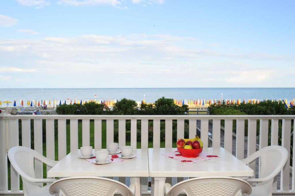 Equipped flat with garden and pool - 1