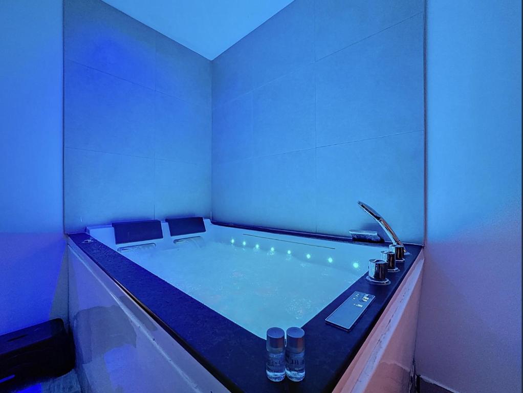 La Suite d'Ysis - Jacuzzi - Saint-Etienne - 2