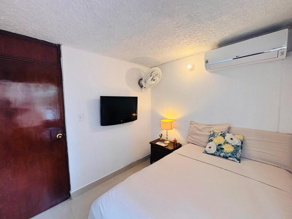 Habitación privada con baño exclusivo en apartamento cerca de Clinica Duarte y Universidad Francisco de Paula Santander - 5