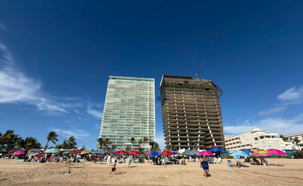 Beautiful 3 bedroom, fully furnished, on the beach - 2