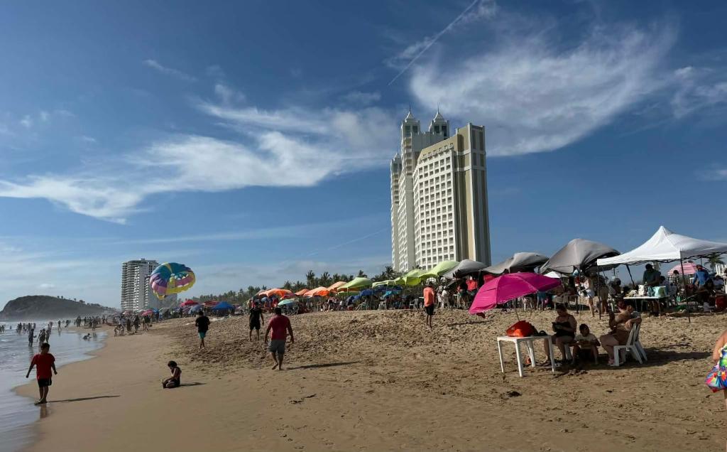 Beautiful 3 bedroom, fully furnished, on the beach - 3