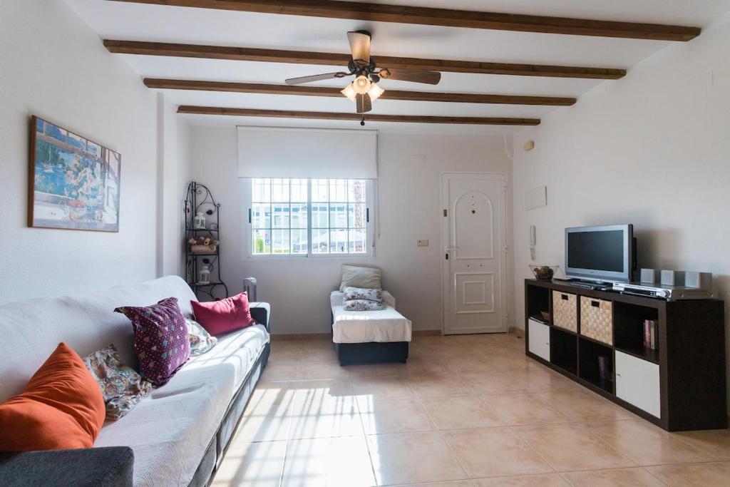 2 Bedroom Townhouse - Communal Pool - 15min Walk to Carabassi Beach - Quiet Location - AC, WiFi & Free Parking - 2
