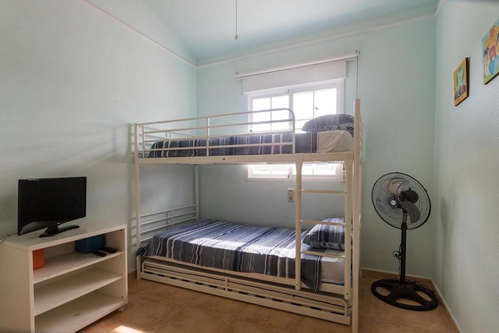 2 Bedroom Townhouse - Communal Pool - 15min Walk to Carabassi Beach - Quiet Location - AC, WiFi & Free Parking - 5