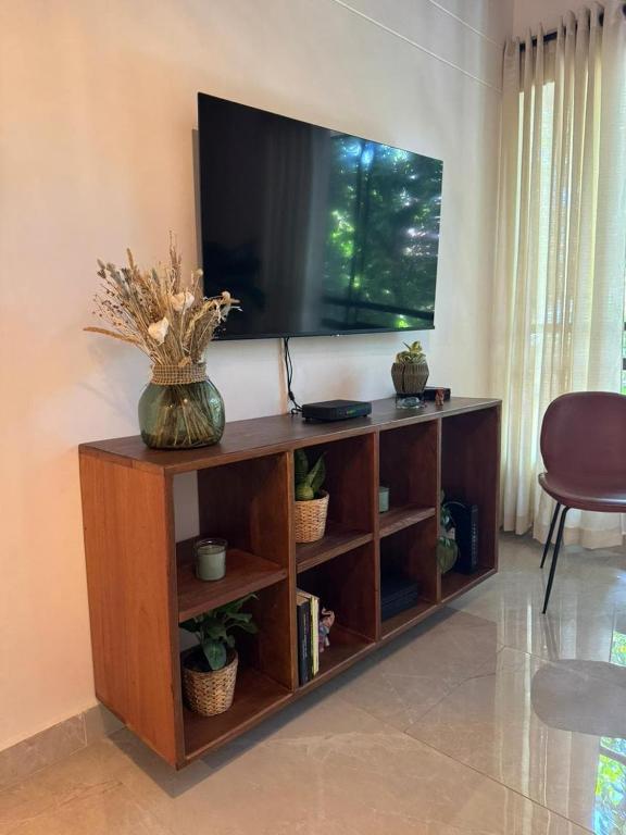 Warm Tropical Flat in Manila, Green Views & 3 Queen Beds - 5