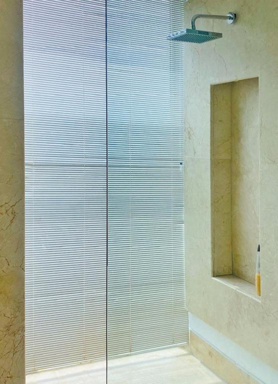 Suite de lujo con vista en hotel, salida a playa y amenities premium - 5
