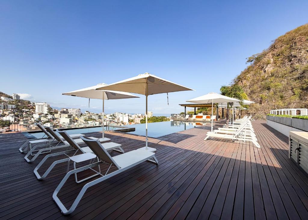 Oasis Riverfront Resort-Style One Bedroom - 3