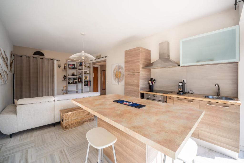 Chateau de la Mer - Appartement 2 Chambres avec Terrasse, Climatisation, Parking Prive Securise - A 100m des plages - 3