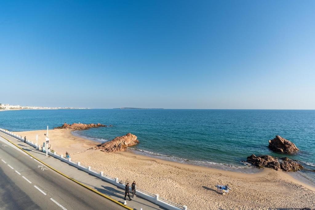 Chateau de la Mer - Appartement 2 Chambres avec Terrasse, Climatisation, Parking Prive Securise - A 100m des plages - 4