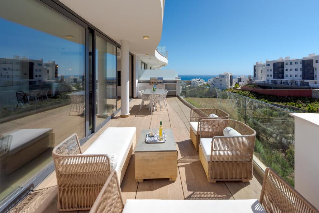 Paula Lemac - Stylish El Higueron Apartment with Sea Views, Spacious Terrace & Comfort - 2
