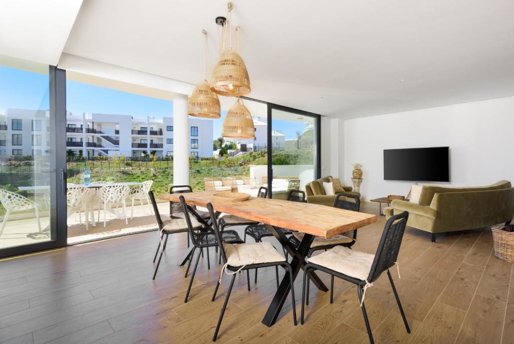 Paula Lemac - Stylish El Higueron Apartment with Sea Views, Spacious Terrace & Comfort - 1