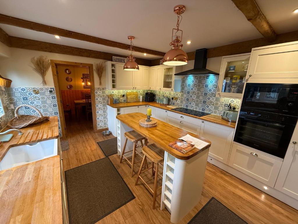 Detached property, beams, hot tub large garden - photo 3