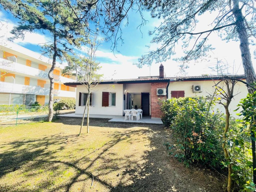 Villa with garden near the beach - 1