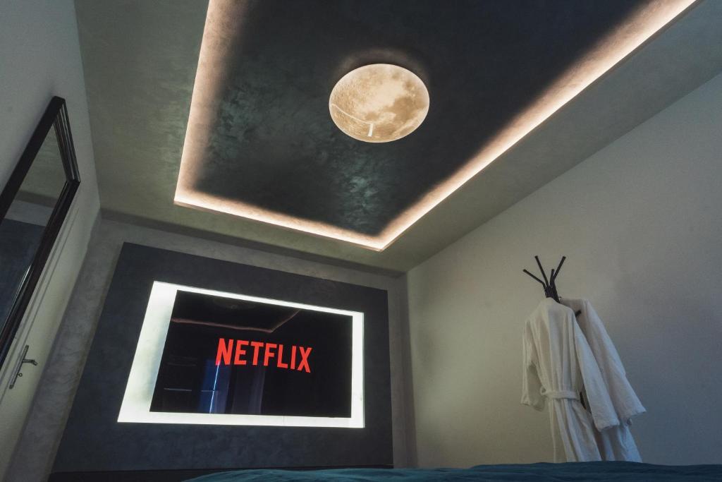 La Suite Interstellar - Cinéma Room & Balnéo - 1
