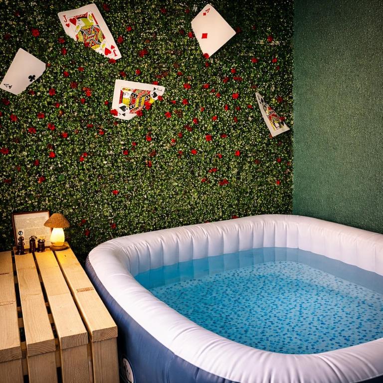 Suite privée avec jacuzzi & ambiance immersive - 1