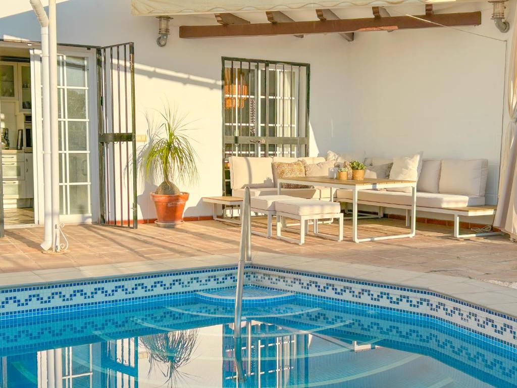 Luxury Villa with Private Pool & Sea Views, Nerja - 4